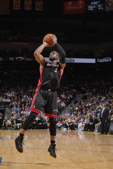 王曼昱3-8逆转后再轰11-2，梁靖崑痛失好局吞首败，国乒8-2法国